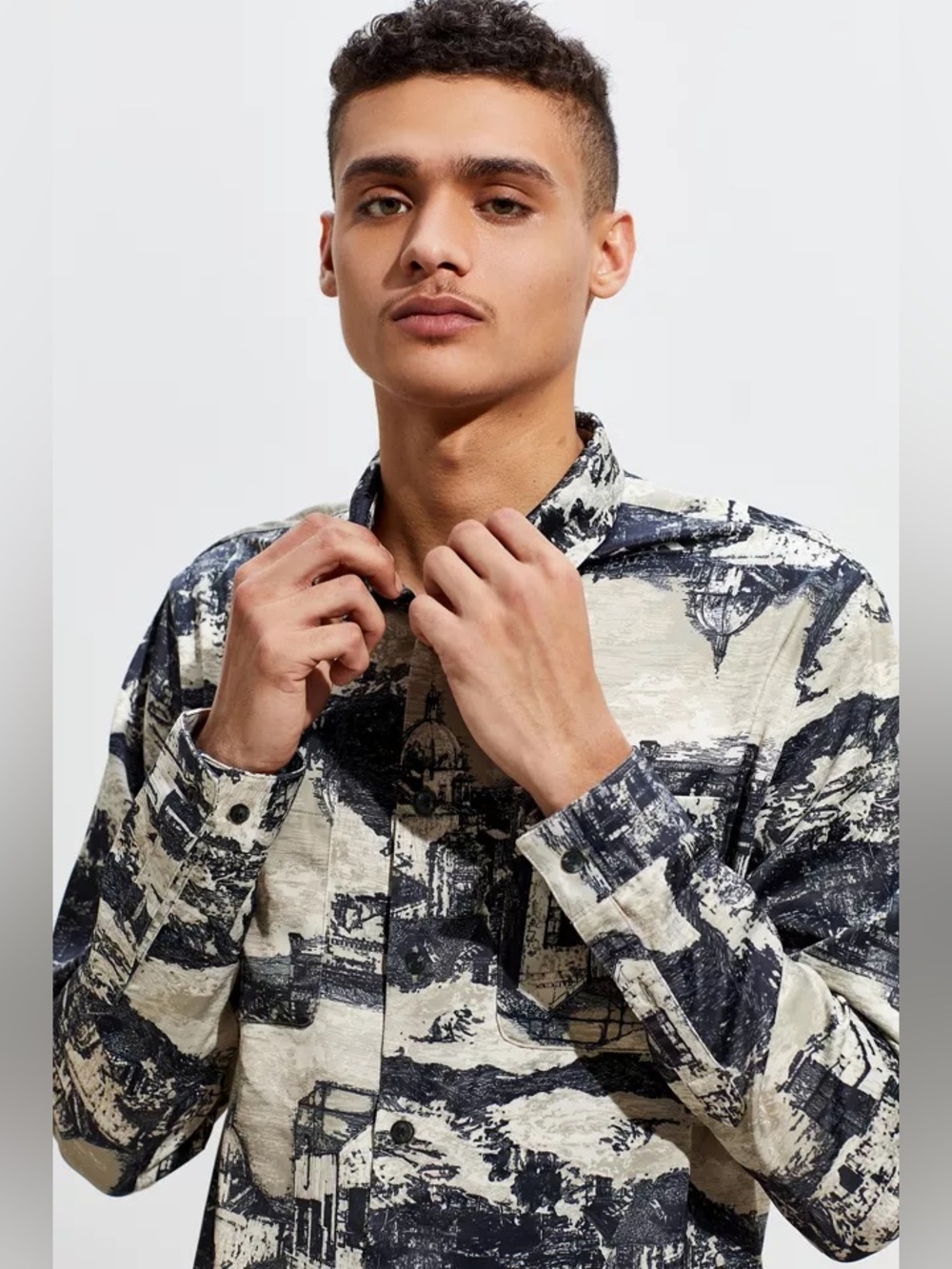URBAN OUTFITTERS‎ Etched Print Satin Button-Down Shirt in XL